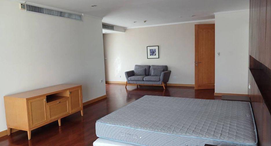 For rent 4 bedrooms apartment in Khlong Toei, Bangkok