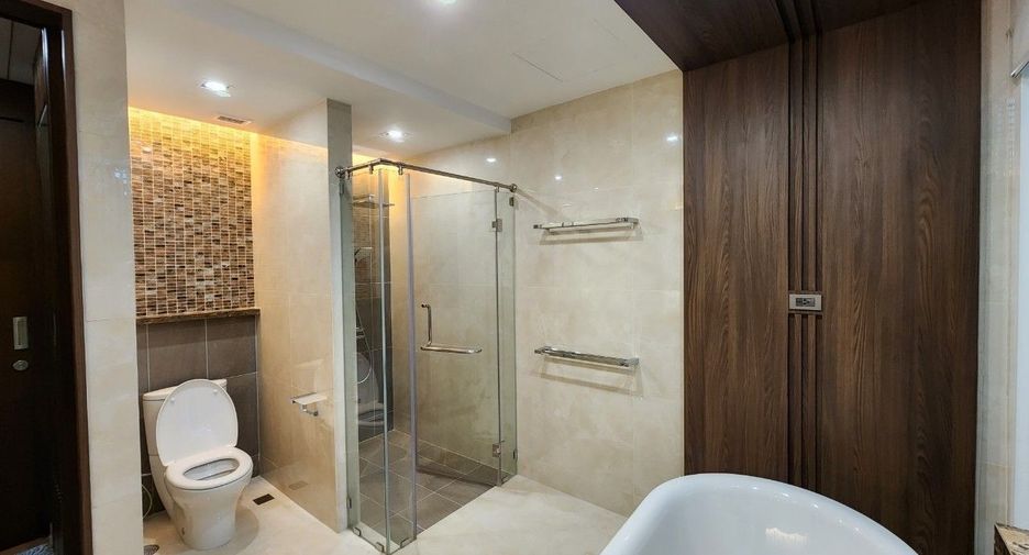 For rent 4 bedrooms apartment in Khlong Toei, Bangkok