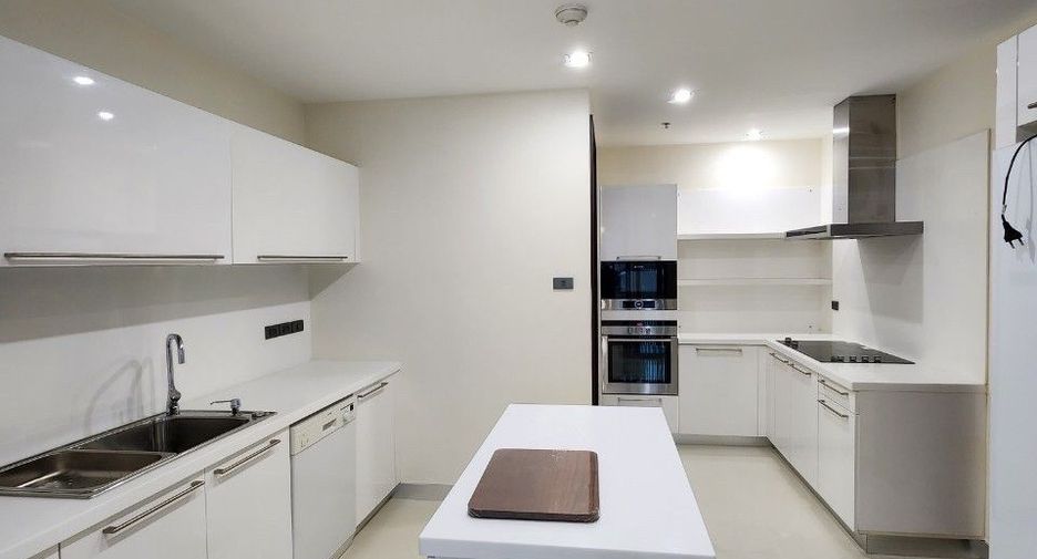 For rent 4 bedrooms apartment in Khlong Toei, Bangkok