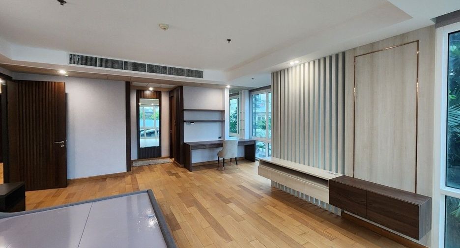 For rent 4 bedrooms apartment in Khlong Toei, Bangkok