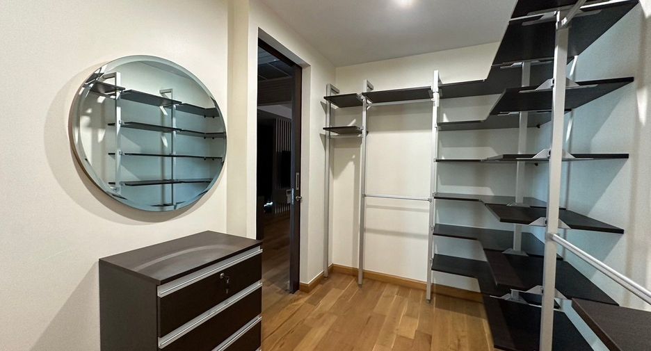 For rent 4 bedrooms apartment in Khlong Toei, Bangkok
