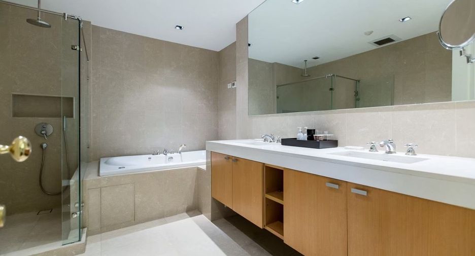 For rent 3 bedrooms apartment in Pathum Wan, Bangkok