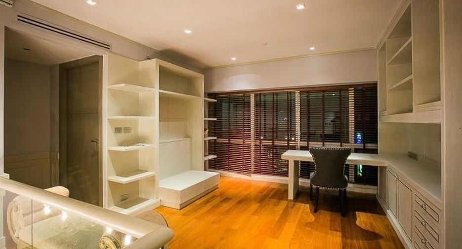 For rent 3 bedrooms apartment in Khlong Toei, Bangkok
