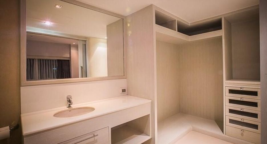 For rent 3 bedrooms apartment in Khlong Toei, Bangkok