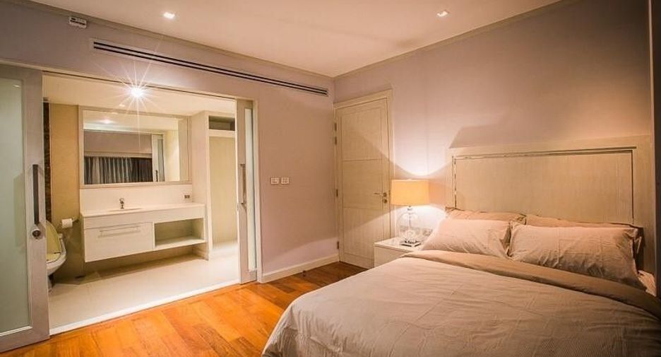 For rent 3 bedrooms apartment in Khlong Toei, Bangkok