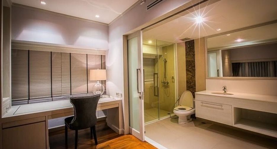 For rent 3 bedrooms apartment in Khlong Toei, Bangkok