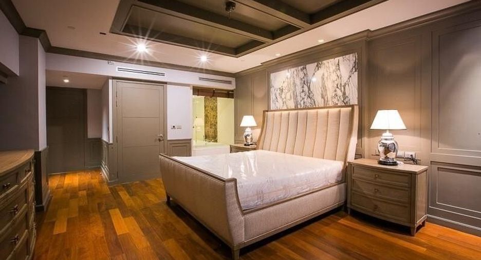 For rent 3 bedrooms apartment in Khlong Toei, Bangkok