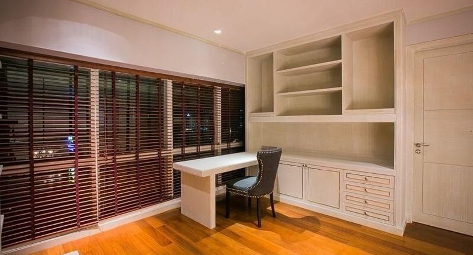 For rent 3 bedrooms apartment in Khlong Toei, Bangkok