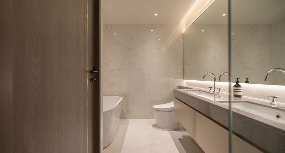 For rent 2 bedrooms apartment in Pathum Wan, Bangkok