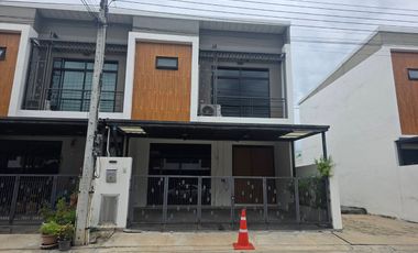 For rent 3 bedrooms townhouse in Khlong Sam Wa, Bangkok