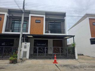 For rent 3 bedrooms townhouse in Khlong Sam Wa, Bangkok