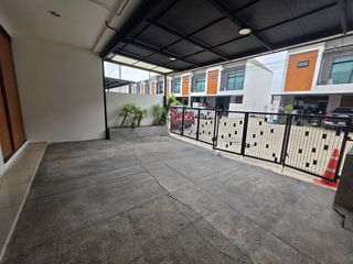 For rent 3 bedrooms townhouse in Khlong Sam Wa, Bangkok
