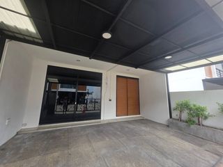 For rent 3 bedrooms townhouse in Khlong Sam Wa, Bangkok