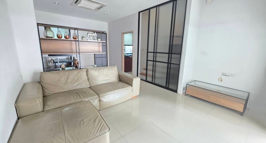For rent 3 bedrooms townhouse in Khlong Sam Wa, Bangkok