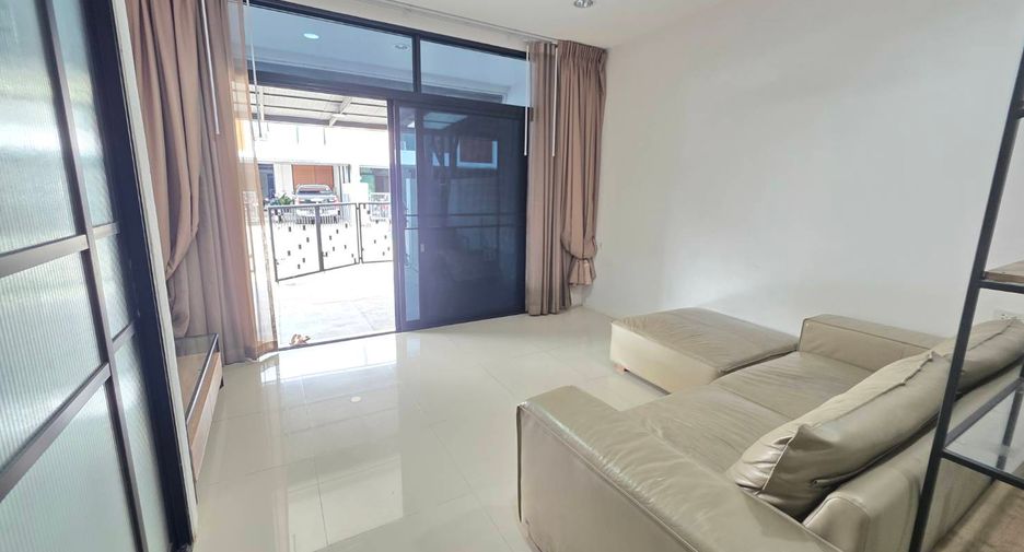 For rent 3 bedrooms townhouse in Khlong Sam Wa, Bangkok
