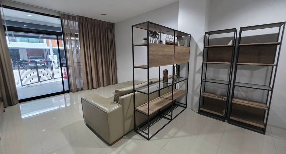 For rent 3 bedrooms townhouse in Khlong Sam Wa, Bangkok