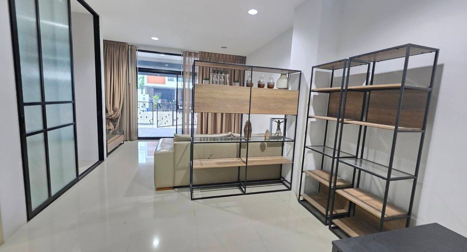 For rent 3 bedrooms townhouse in Khlong Sam Wa, Bangkok