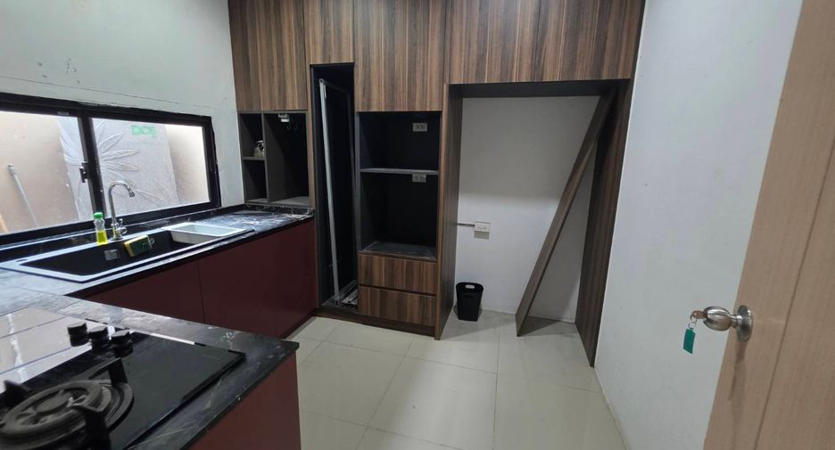 For rent 3 bedrooms townhouse in Khlong Sam Wa, Bangkok
