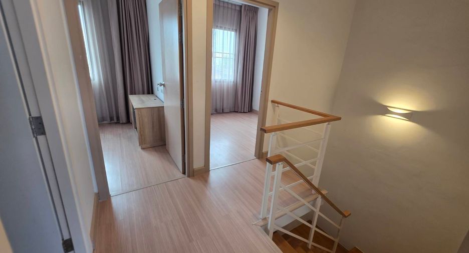 For rent 3 bedrooms townhouse in Khlong Sam Wa, Bangkok