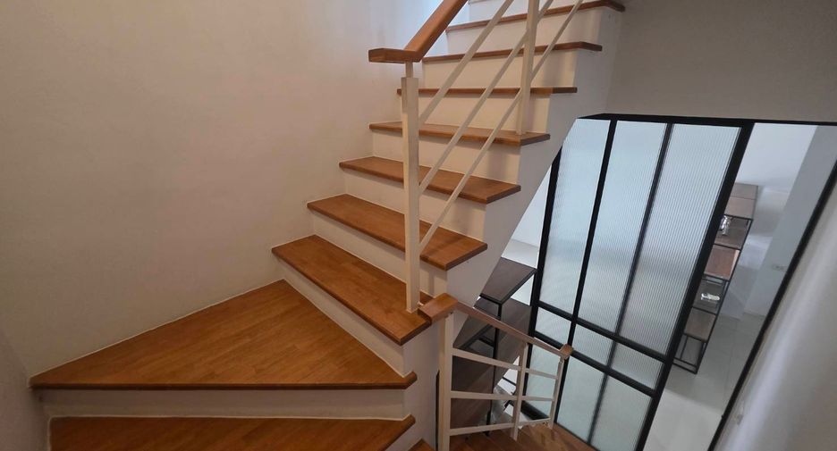 For rent 3 bedrooms townhouse in Khlong Sam Wa, Bangkok