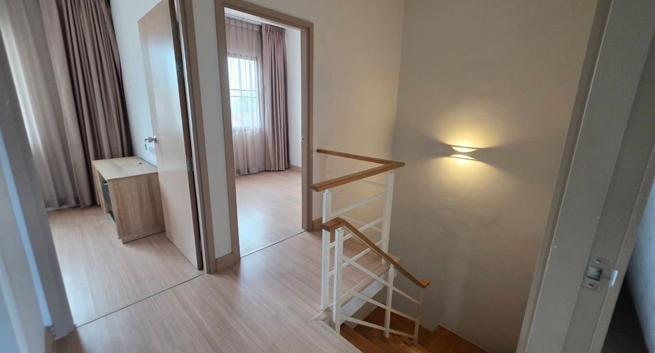 For rent 3 bedrooms townhouse in Khlong Sam Wa, Bangkok