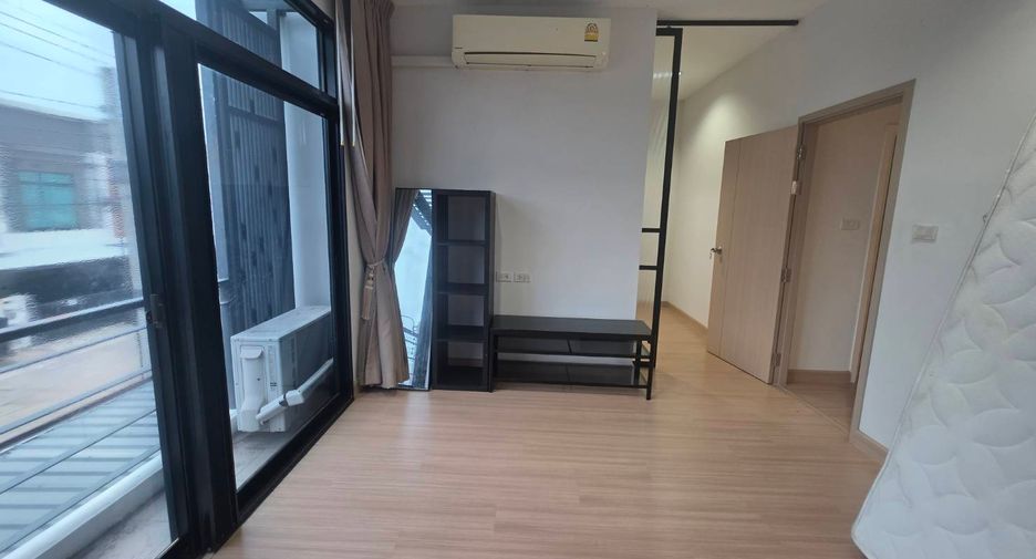 For rent 3 bedrooms townhouse in Khlong Sam Wa, Bangkok