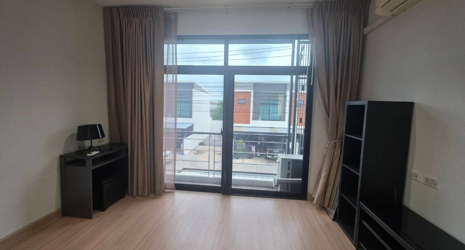 For rent 3 bedrooms townhouse in Khlong Sam Wa, Bangkok