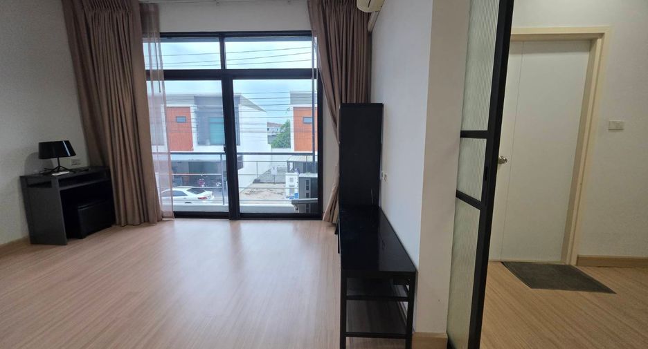 For rent 3 bedrooms townhouse in Khlong Sam Wa, Bangkok