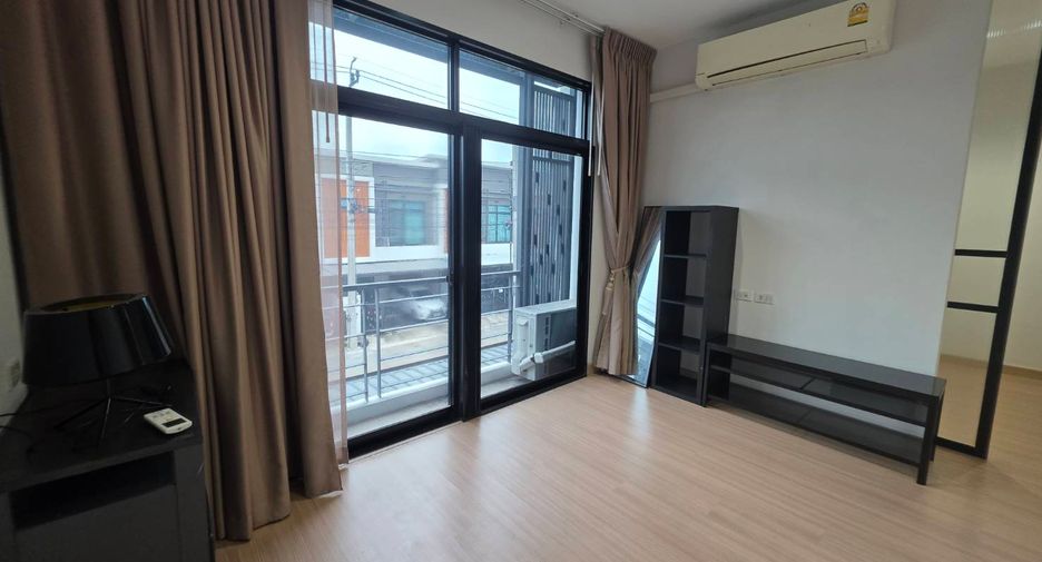 For rent 3 bedrooms townhouse in Khlong Sam Wa, Bangkok