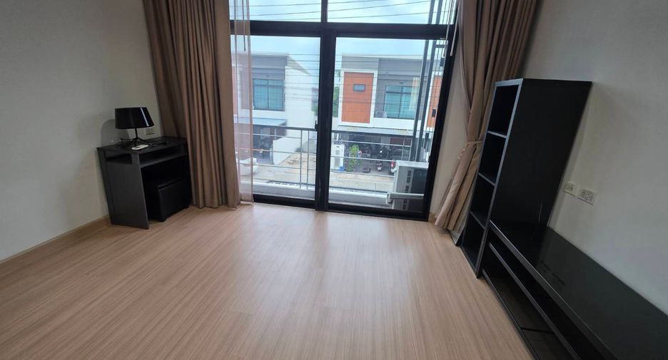 For rent 3 bedrooms townhouse in Khlong Sam Wa, Bangkok