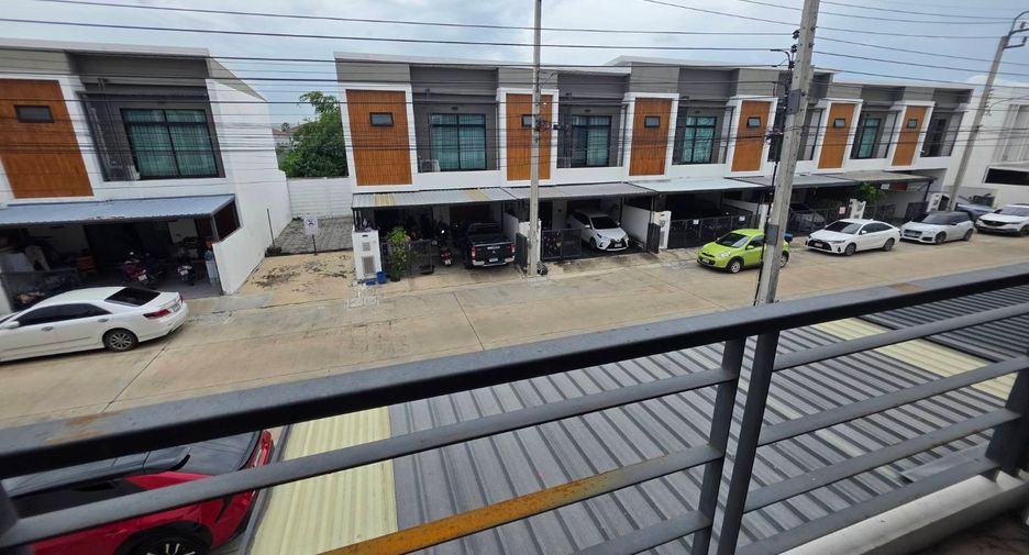 For rent 3 bedrooms townhouse in Khlong Sam Wa, Bangkok