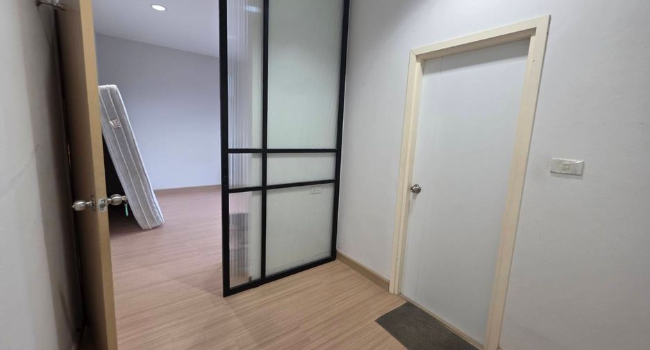For rent 3 bedrooms townhouse in Khlong Sam Wa, Bangkok