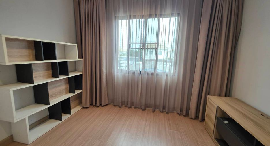 For rent 3 bedrooms townhouse in Khlong Sam Wa, Bangkok