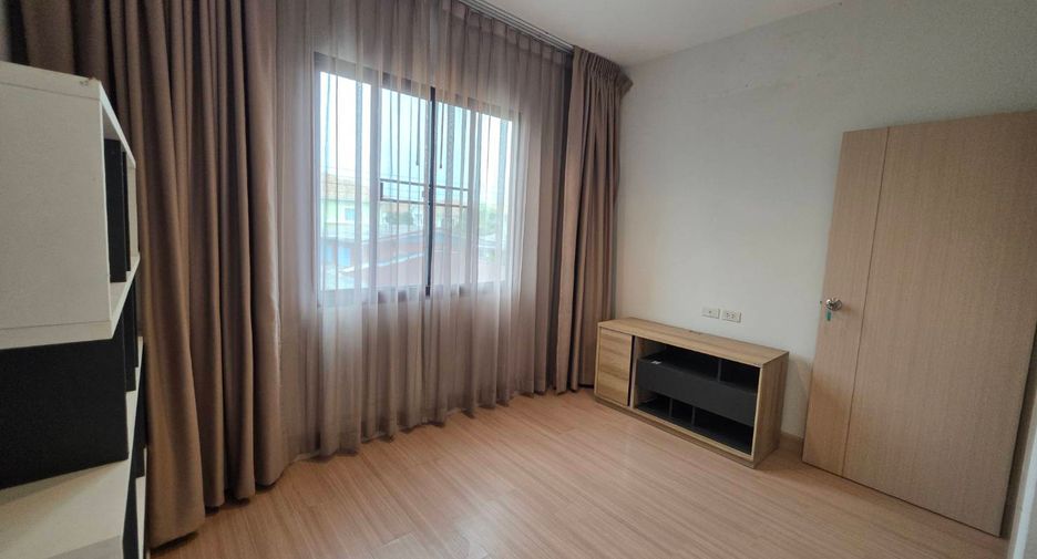 For rent 3 bedrooms townhouse in Khlong Sam Wa, Bangkok
