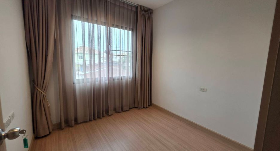 For rent 3 bedrooms townhouse in Khlong Sam Wa, Bangkok
