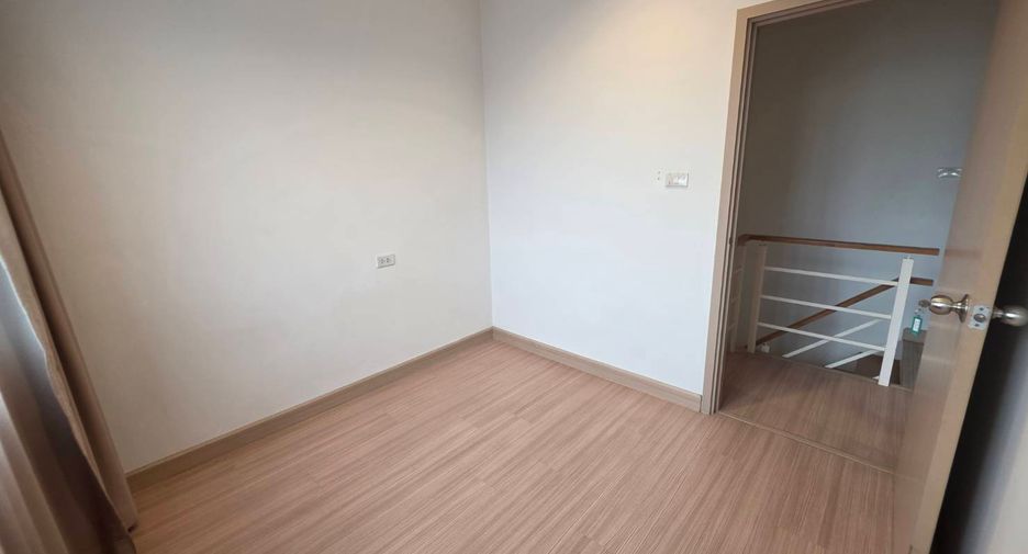 For rent 3 bedrooms townhouse in Khlong Sam Wa, Bangkok