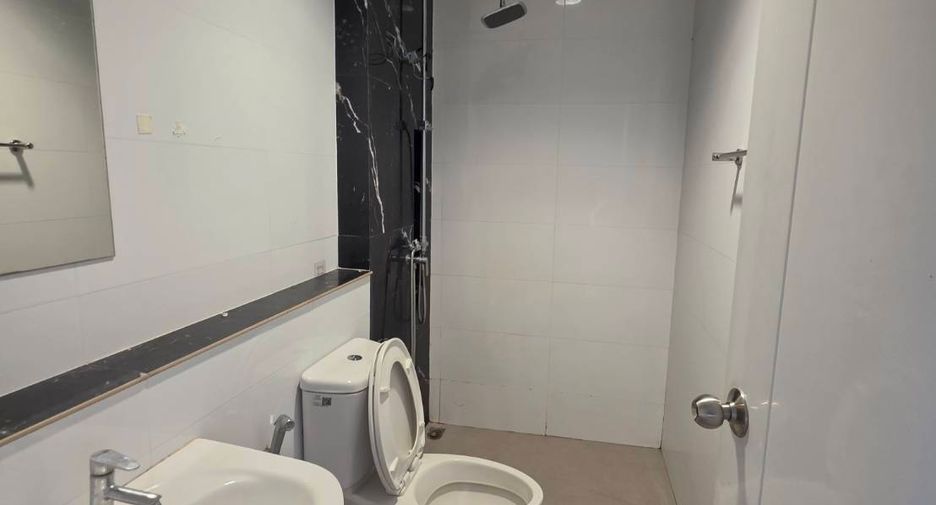 For rent 3 bedrooms townhouse in Khlong Sam Wa, Bangkok