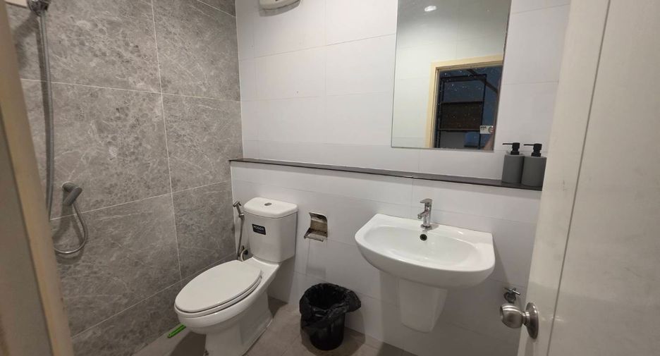 For rent 3 bedrooms townhouse in Khlong Sam Wa, Bangkok