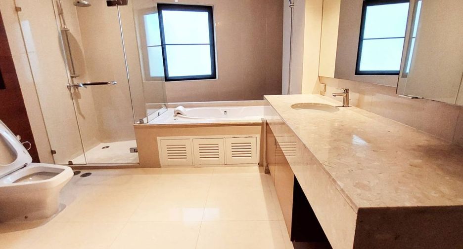 For rent 4 bedrooms apartment in Khlong Toei, Bangkok
