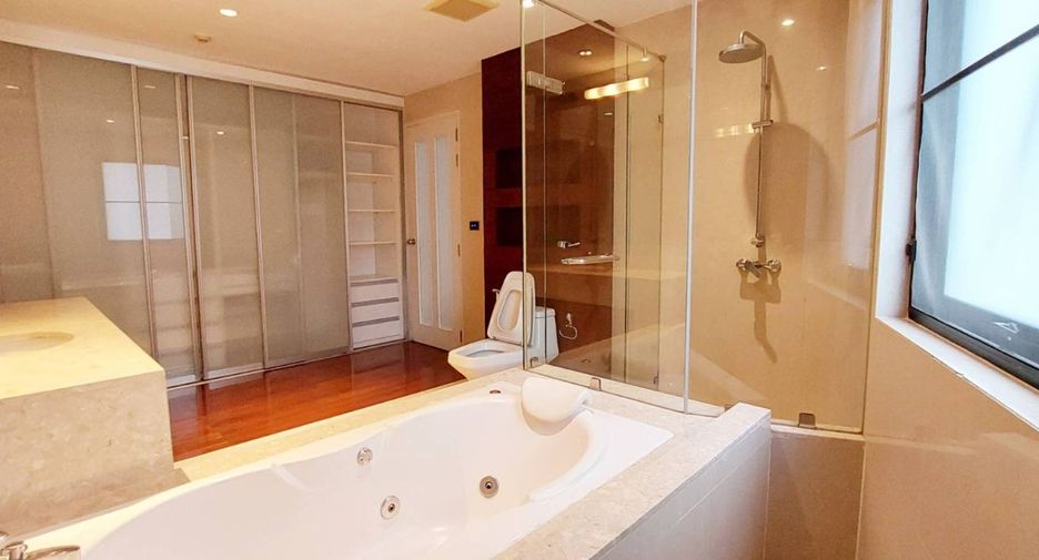For rent 4 bedrooms apartment in Khlong Toei, Bangkok