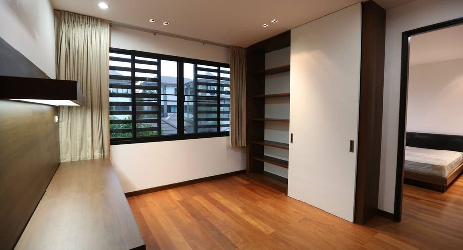 For rent 4 bedrooms house in Watthana, Bangkok