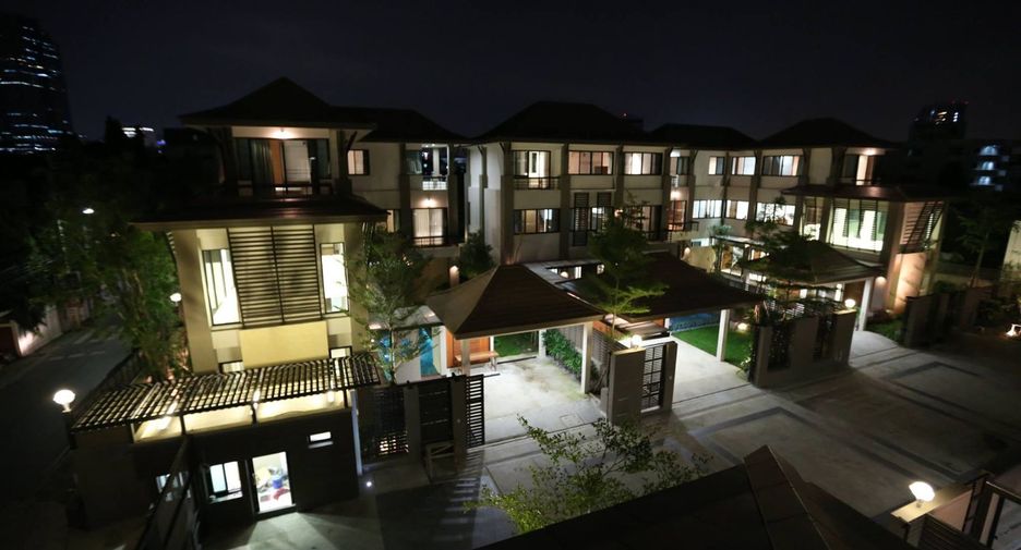 For rent 4 bedrooms house in Watthana, Bangkok