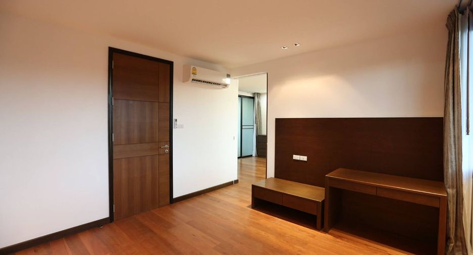For rent 4 bedrooms house in Watthana, Bangkok