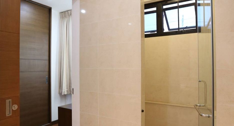 For rent 4 bedrooms house in Watthana, Bangkok