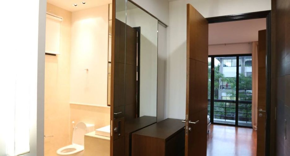 For rent 4 bedrooms house in Watthana, Bangkok