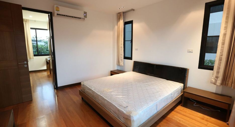 For rent 4 bedrooms house in Watthana, Bangkok