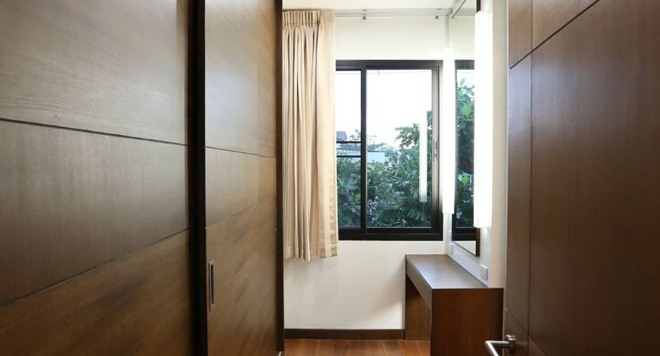 For rent 4 bedrooms house in Watthana, Bangkok
