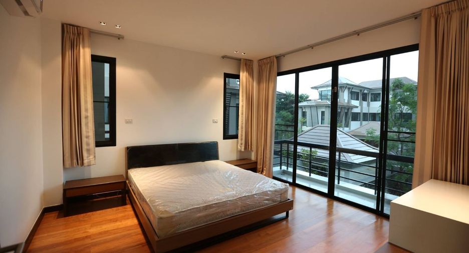 For rent 4 bedrooms house in Watthana, Bangkok