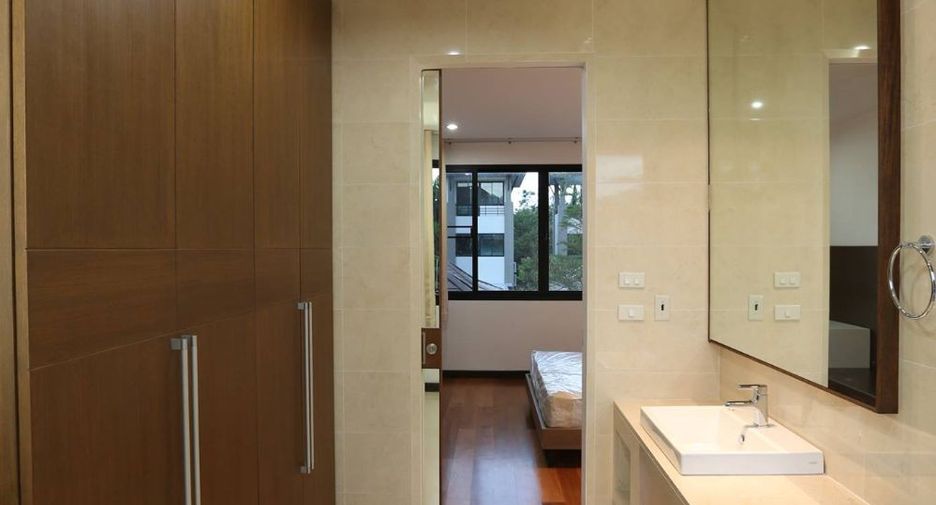 For rent 4 bedrooms house in Watthana, Bangkok