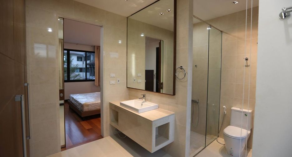 For rent 4 bedrooms house in Watthana, Bangkok